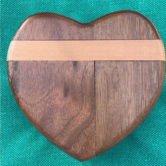 Heart Shaped Ring puzzle Box. Beautiful bow detail on the top of the box. - Picture 4 of 7